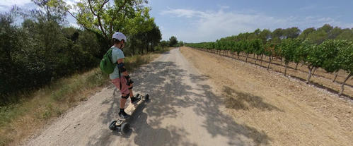 longboard électrique sur les chemins de terre autour du pic saint loup