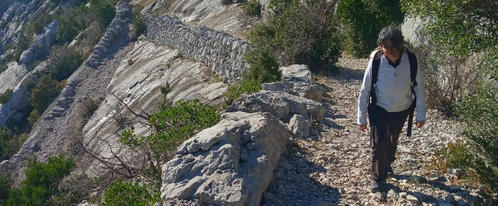 randonneuse sur le GR en vallée de la Bueges