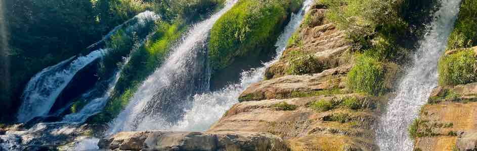 Baignade paradisiaque dans la riviere de la Vis a la cascade de Navacelles