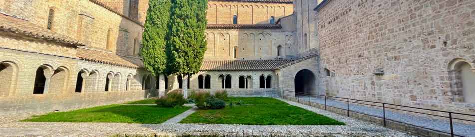 cloitre abbaye du village de saint guilhem le desert pres de montpellier