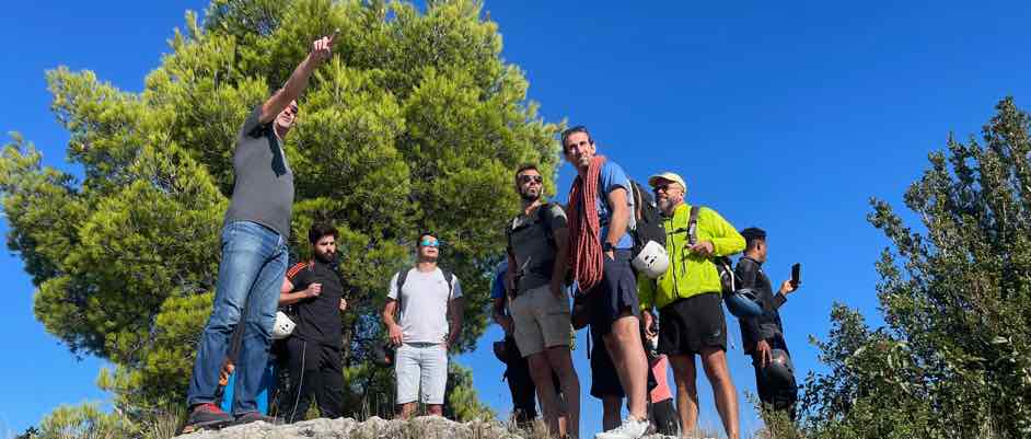 Activité aventure lors d'un team buiding sur les falaises du pic saint loup