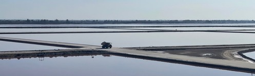 un vehicule se déplaçant dans les salins d'Aigues Mortes