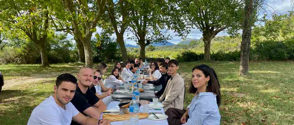Repas groupe lors journée cohesion autour de Montpellier