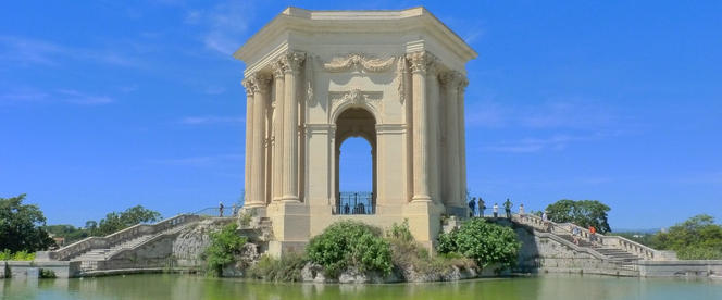 Place du peyrou à montpellier avec ses bassins