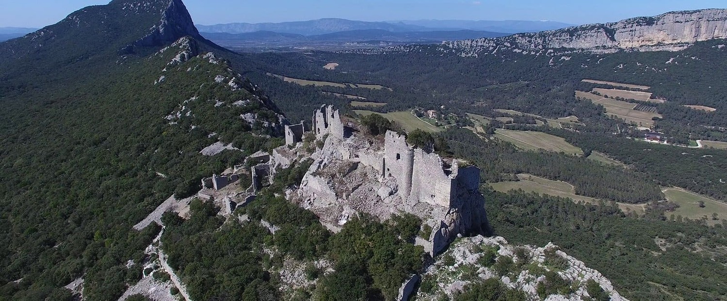 vue sur un chateau au sommet d'une montagne