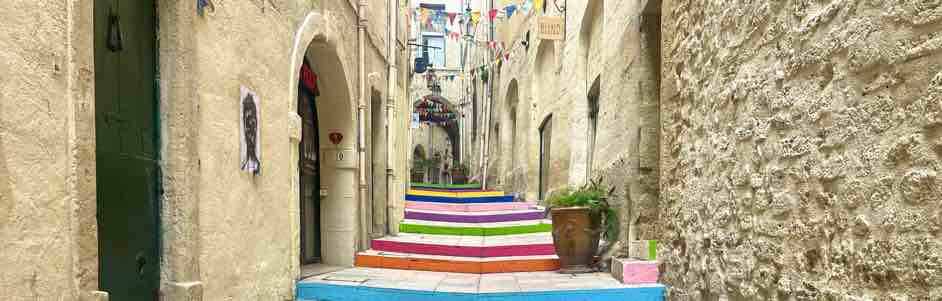 Promenade dans les ruelles du vieux Montpellier historique sans voiture