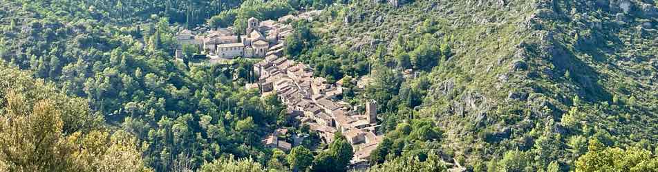 Vue aerienne du village de Saint Guilhem Le desert pres de montpellier