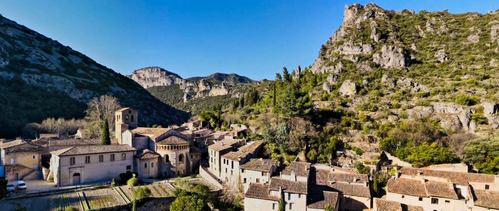 Vue sur le village de Saint Guilhem le Désert