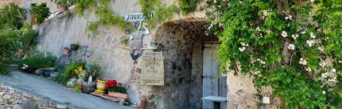 Brocante dans les ruelles du village de Moureze