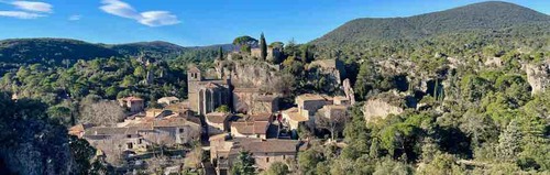Vue panoramique de Mourèze et son cirque dolomitique lors de notre tour depuis Montpellier