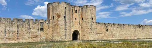 Remparts d'Aigues-Mortes, jadis utilisés par Saint Louis pour son départ en croisade.