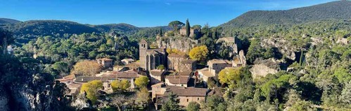 vue du village medieval de Moureze dans l'Herault depuis les hauteurs du cirque dolomite