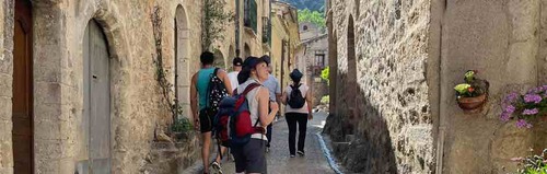 Saint guilhem le desert un des plus beaux village du sud de la france à proximité de Montpellier
