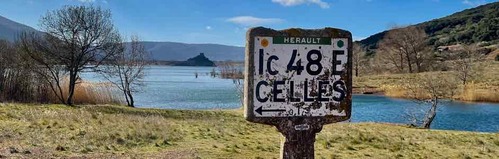 Le vieux panneau routier village de Celles au lac du Salagou